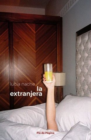LA EXTRANJERA (PIE DE PÁGINA)